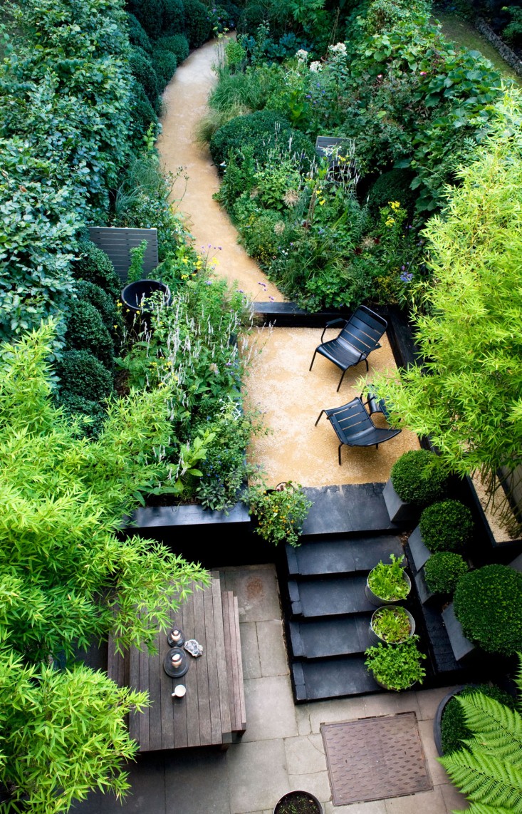 chris-moss-london-garden-black-fermob-chairs-gardenista.jpg